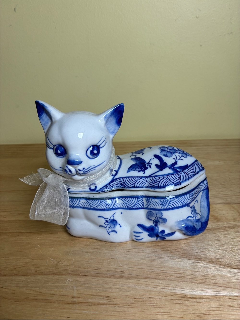 Mid Century Chinoiserie Blue and White Cat Trinket Box